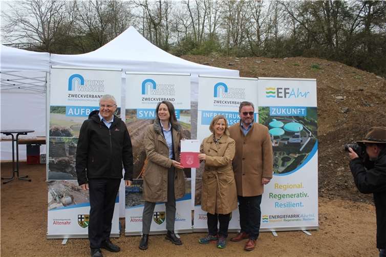 Ein zehn Kilometer langes Teilstück der neuen Infrastrukturtrasse an Mittel- und Oberahr wurde jetzt in Dümpelfeld in Betrieb genommen.