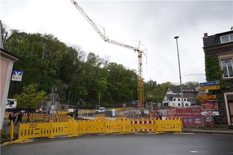 Ein zentraler Verkehrsknotenpunkt in Burgbrohl ist wegen der Umgestaltung des Josefsplatzes für längere Zeit voll gesperrt.  Fotos: CF