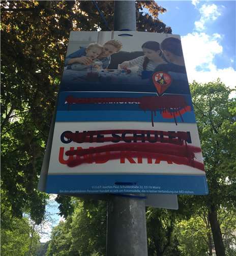 Ein zerstörtes Wahlplakat.Foto: privat