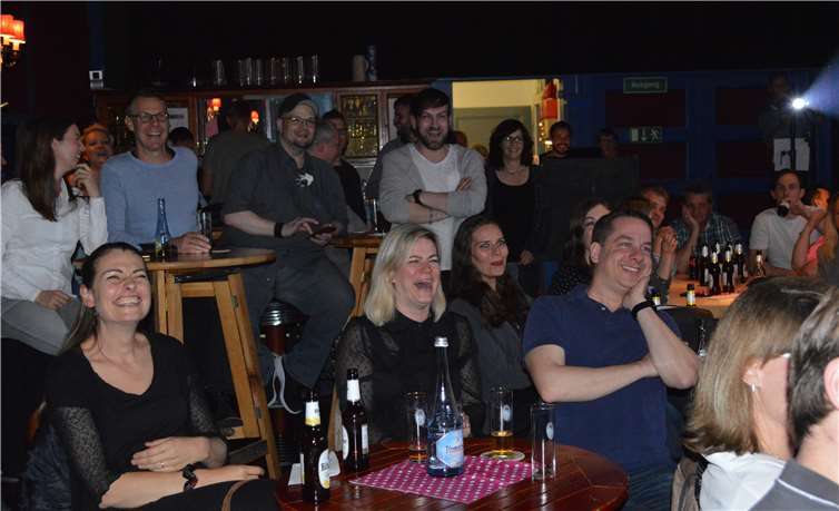 Ein zu Lachtränen getriebenes Publikum füllte die Kulturwerkstatt.