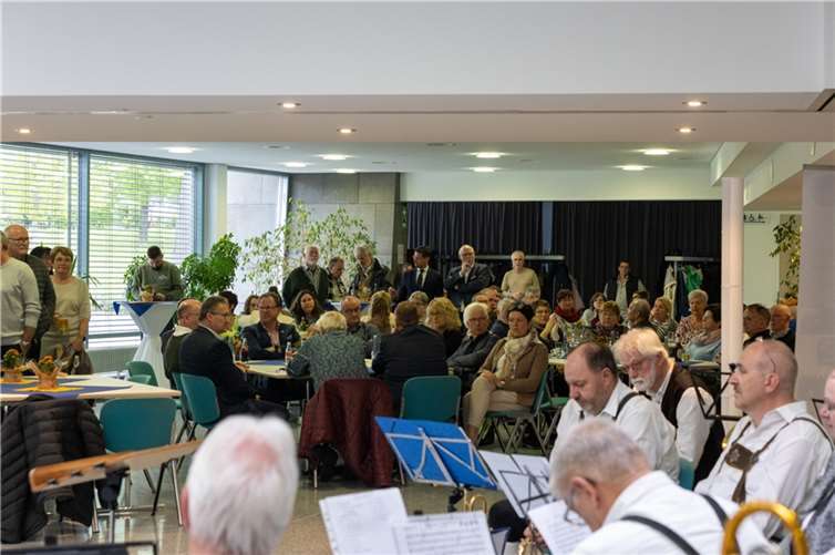 Ein zünftiger Frühschoppen mit Fassbier, Gulaschsuppe und Blasmusik bildeten den Rahmen für lockere Gespräche.  Foto: privat