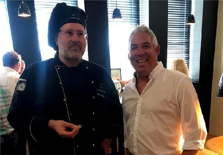 Ein zufriedener Schokoarrangeur und ein noch zufriedenerer Innungsvorsitzender Ralf Winn (rechts) beim Rundgang in Bad Honnef.Foto: Hans Hartenfels