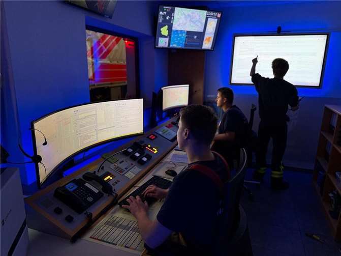 Drehleiter und Atemschutz im Einsatz: Feuerwehr übt realistische Szenarien Ein zusätzlicher Übungsschwerpunk lag abseits der Einsatzstellen vor Ort: in der Einsatzzentrale bildeten sich bis zu sechs Kameraden in verschiedenen Programmen und Tools weiter. Foto: E. Brüning