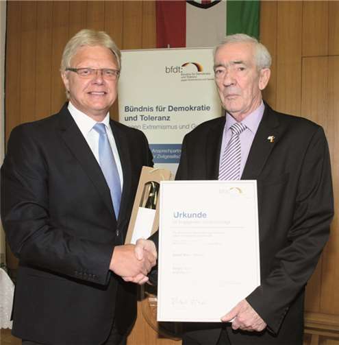 Ein zusätzliches Präsent erhielt Josef „Jogi“ Marx für seine Verdienste vom Kreisbeigeordneten Rolf Schäfer in Vertretung des Landrats.