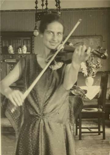 Einband des Halbjahresprogramms mit einem Foto der aus Bonn gebürtige Musikerin Dora Loeb.  Quelle: privat