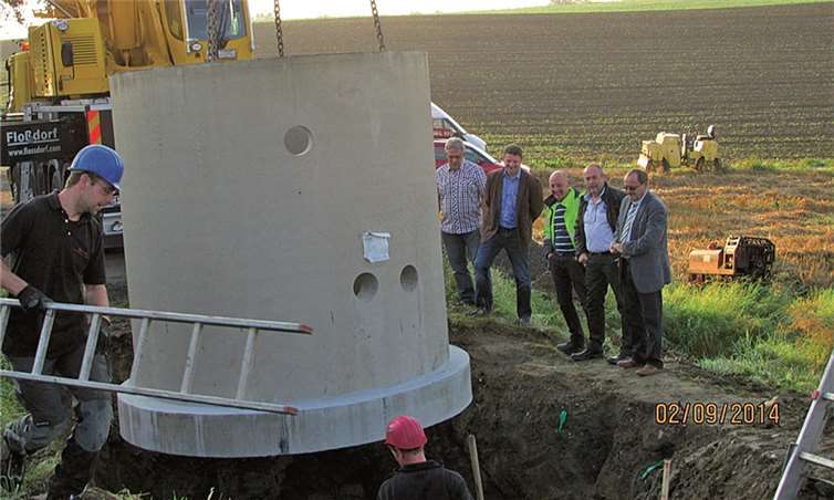 Einbau Molchschacht Gemarkung Gering (v.l.n.r.) Ortsbürgermeister Scherer, Werkleiter Bleser, Dipl. Ing. Ihle, Werkleiter Steffens u. Bürgermeister Heil-mann. Abwasserwerk Vordereifel