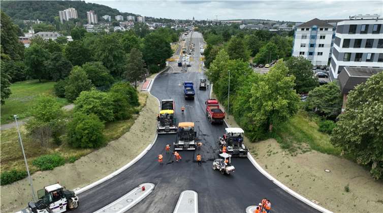 Einbau der Asphaltdecke für den ersten Bauabschnitt des neuen Kreisverkehrs an der Kurt-Schumacher-Brücke am 3. Juli 2023.  Fotos: Stadt Koblenz/ Andreas Egenolf