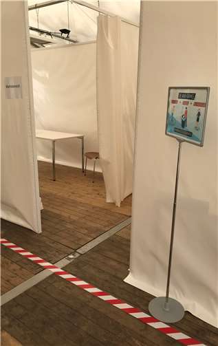 Einblick in das Impfzelt vor dem Haupteingang der BDH-Klinik Vallendar