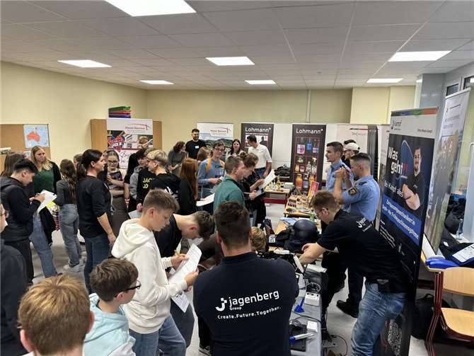 Einblick in die Berufswelt: die Ausbildungsmesse an der Realschule plus Cochem. Foto: Frank Sütterlin