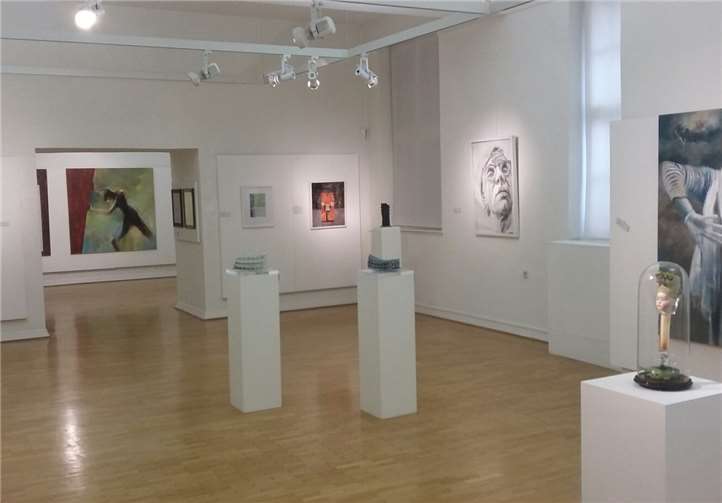 Einblick in eine frühere Jahreskunstausstellung im Roentgen-Museum Neuwied. Foto: Roentgen-Museum