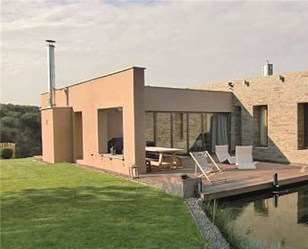 Einblick ins Rhodius-Gebäude: Raue Basaltlava, rostiger Cortenstahl, rahmenlose Verglasungen und Edelstahl - das Material spiegelt die vielfältigen Einsatzbereiche der Schleifmittelprodukte wider.