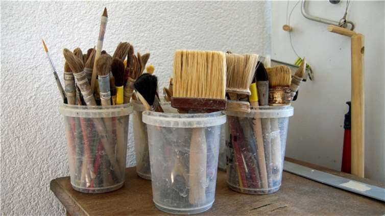 Einblicke in das Handwerkszeug - Pinselausstattung einer Töpferei.