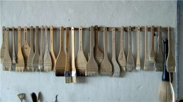 Einblicke in das Handwerkszeug - Pinselausstattung einer Töpferei.