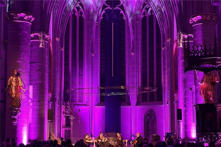 Einblicke in die illuminierte St. Laurentiuskirche