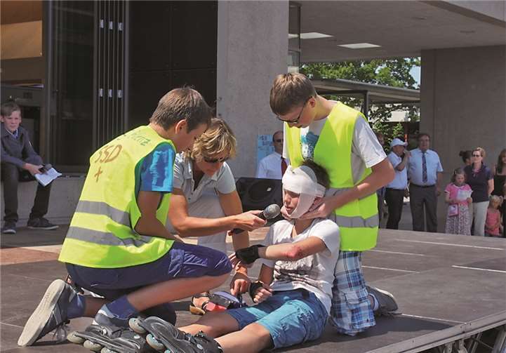 Schüler demonstrierten, wie Erste Hilfe funktioniert Eindrucksvoll demonstrierten die Schülerinnen und Schüler der IGS Pellenz wie fit sie bereits in „Erste Hilfe“ sind.