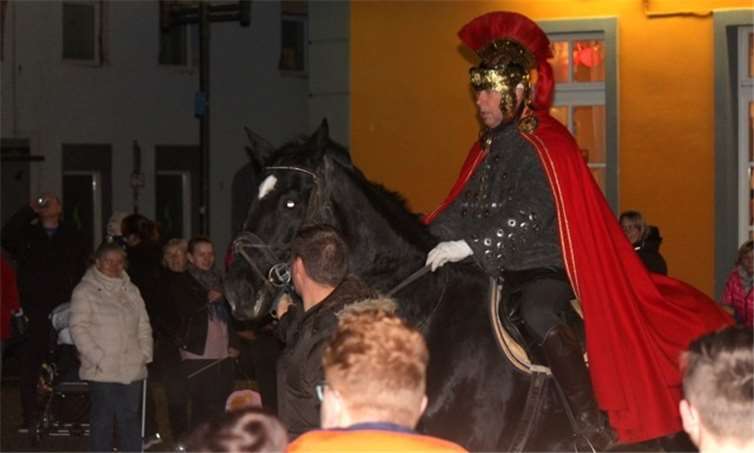 Eindrucksvoll ritt St. Martin durch die Sinziger Straßen. privat