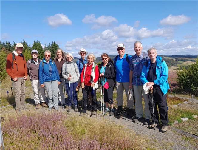 Eindrucksvoll sind die herrlichen Ausblicke in die bewaldeten Kuppen der Osteifel; auf der Höhe fast ein Rundumblick. Quelle: Eifelverein Remagen