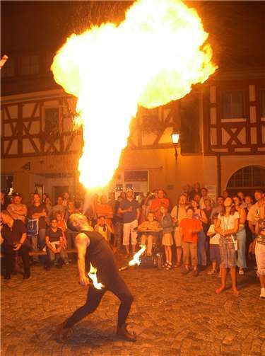 Eindrucksvolle Feuershows und noch viel weitere Gauklerei wartet auf die Besucher.