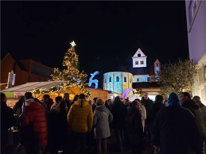 Eindrucksvolle Kulisse, liebevoll dekoriertes Ambiente und romantische Beleuchtung prägen den Bendorfer Weihnachtsmarkt.