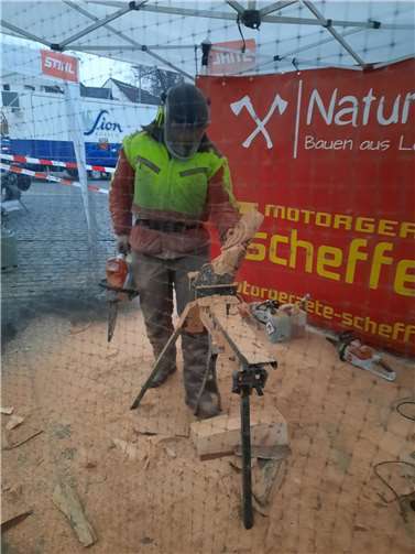 Eindrucksvolle Kunst mit der Kettensäge gab es zu sehen.