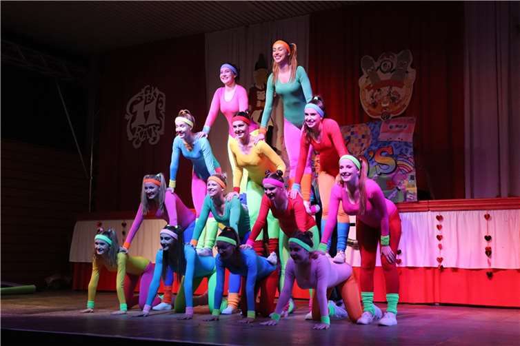 Eindrucksvolle Pyramiden und farbenfrohe Outfits gepaart mit Welthits der 90er Jahre sorgen für stürmischen Beifall beim Publikum.  Fotos: Daniela Simon