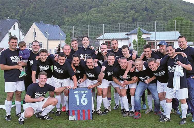 Eindrucksvolle Rückkehr in die Kreisliga B. Beim letzten Auftritt in der Saison 2014/15 siegte der TV Winningen gegen den TuS Arenberg nochmals mit 5:0 und legte somit deutlich warum die Moselaner am Ende der Saison ganz oben in der Tabelle stehen. Zweitstärkster Sturm, sicherste Abwehr, natürlich auch die wenigsten Niederlagen, beste Auswärtsmannschaft und als einziges Team der Liga auf eigenem Platz ungeschlagen. Dies alles sind die Gründe warum die Moselaner am Ende deutlich ganz oben in der Tabelle zu finden sind. Dazu kommt das mit Dirk Endres auch der beste Torjäger der Liga zu finden ist. Im kommenden Jahr soll nun sich in der B-Klasse konsolidiert werden um langfristig auch wieder ins Oberhaus des Fußballkreis Koblenz zurück zukehren. TH