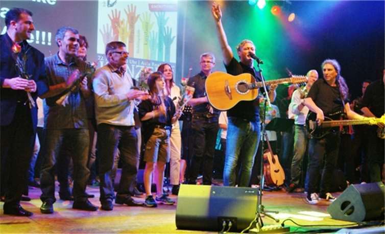 Eindrucksvolles Finale beim „Konzert der Begegnung“: Bärenspiel-Bandleader Markus Fischer bittet alle Künstler auf die Bühne. VG Höhr-Grenzhausen