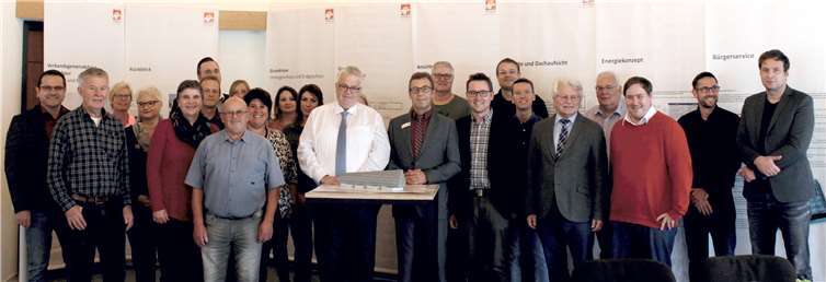 Eine 15-köpfige Delegation aus dem rheinhessischen Sprendlingen mit Bürgermeister Manfred Scherer an der Spitze kam in den Westerwald. Foto: Stefan Baumgarten