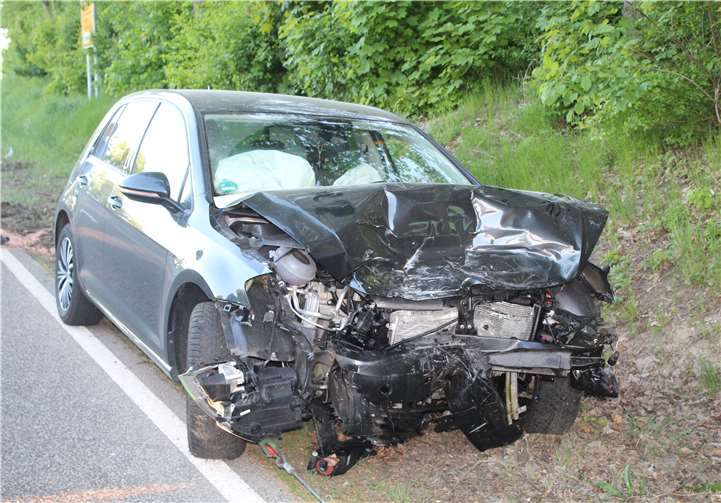 Eine 28-jährige Autofahrerin hatte die Vorfahrt eines Pkw missachtet und war mit dem anderen Pkw frontal kollidiert. Polizei