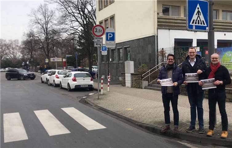 Eine 3-D-Markierung lässt den „Zebrastreifen“ aus der Ferne wie Kästen wirken. privat