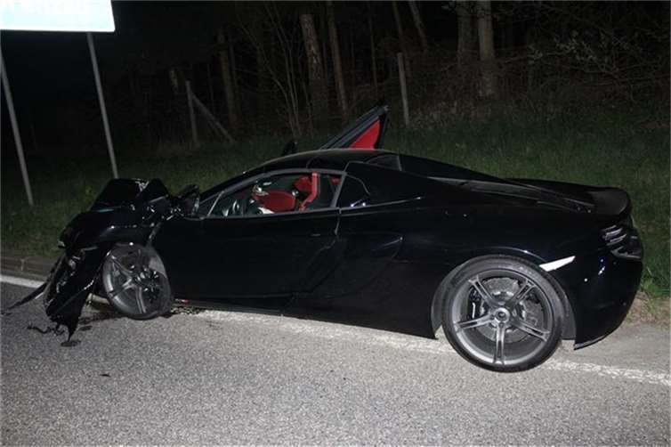 Eine 54-jährige Autofahrerin war mit ihrem Sportwagen auf einen Sattelzug aufgefahren. Fotos: Polizei