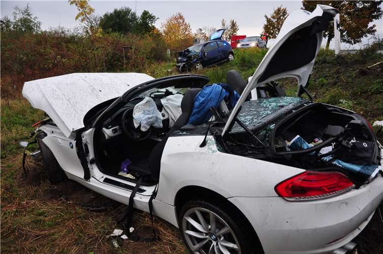 Eine 57-jährige Fahrerin war mit ihrem Fahrzeug auf die Gegenspur geraten und dort frontal mit einem anderen Auto zusammengeprallt. Foto: WinklerTV