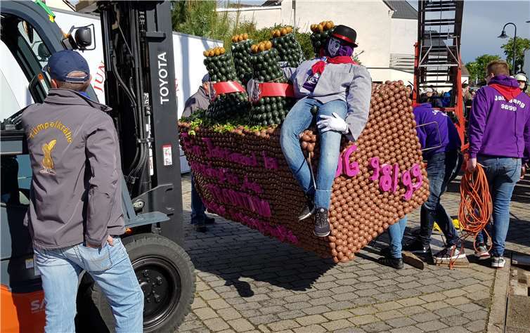 Eine 70-jährige Tradition hat zwischenzeitlich die Eierkrone, die auchin diesem Jahr in luftiger Höhe am Kirmesbaum angebracht wurde.