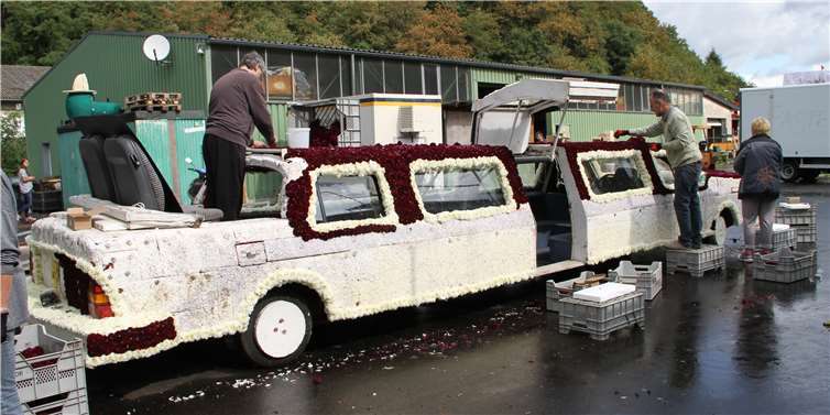 Eine 8,80 cm lange Stretch-Limousine. Schlagerlegende Michael Holm und DSDS Lukas Otte fahren damit im Zug IG Hochegger.