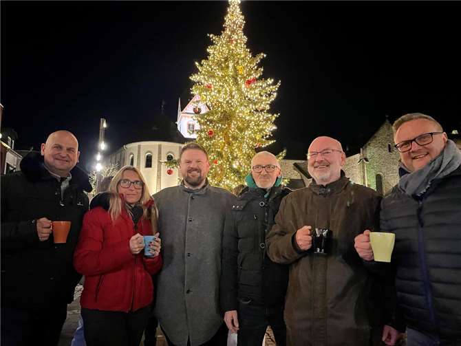 Eine Abordnung der Bendorfer SPD (v.l.n.r.) um Thomas Rasch, Alexandra Splettstößer, Christoph Mohr, Klaus Splettstößer, Rolf Trennheuser und Rüdiger Roth, die beim Erleuchten auf dem Kirchplatz dabei waren.  Foto: privat