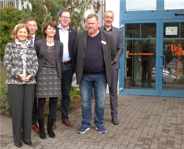 Eine Abordnung der Bundesagentur für Arbeit (BA) besuchte das Seniorenzentrum „Villa am Buttermarkt“ in Adenau (von links): BA-Landeschefin Heidrun Schulz, Jobcenterleiter Daniel Stellmacher-Huck, Einrichtungsleiterin Diana Wagner, Geschäftsführer Uwe Berens, Mitarbeiter Manfred Reichel, Agenturleiter Frank Schmidt. Foto: privat