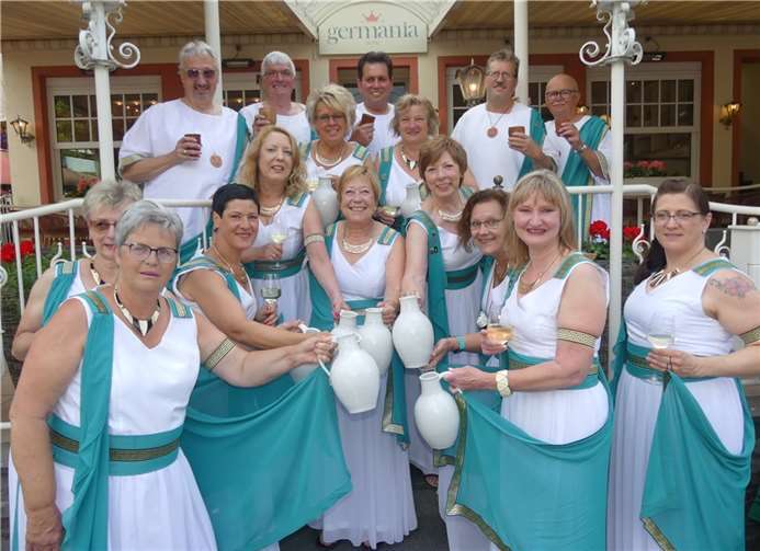 Eine Abordnung der Cochemer Weinrömer:innen darf bei keiner weinfröhlichen Veranstaltung in Cochem fehlen.