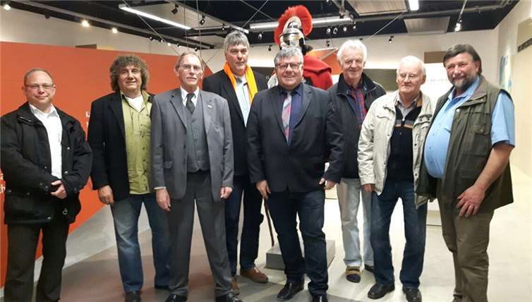 Eine Abordnung der FWG Kreis Neuwied folgte der Einladung von Verbandsbürgermeister Michael Mahlert (4. v. re.) und traf sich in der Römerwelt in Rheinbrohl. privat