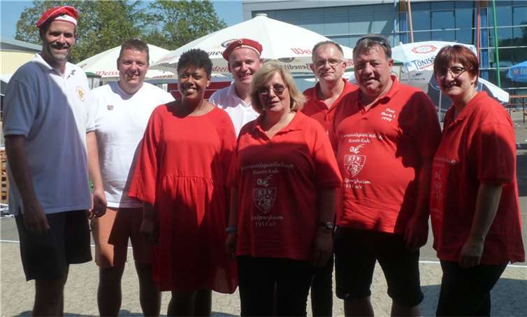 Eine Abordnung der KG „Bunte Kuh“ Walporzheim machte sich auf nach Andernach. Dort feierten die „Rot-Weißen Husaren“ Andernach ihr Südstadtfest. Foto: privat