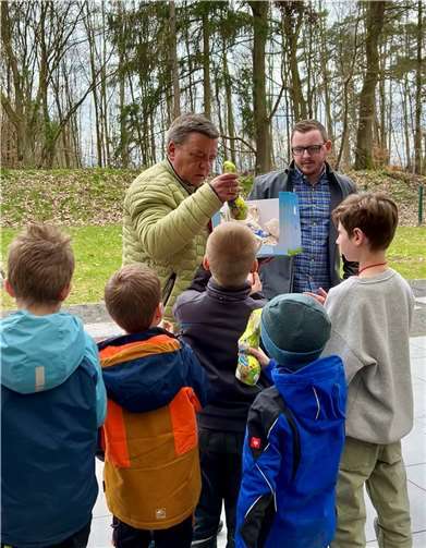 Eine Abordnung der SPD Bendorf schaute sich kürzlich diese Osterferienbetreuung bei einem Vor-Ort-Termin einmal näher an.