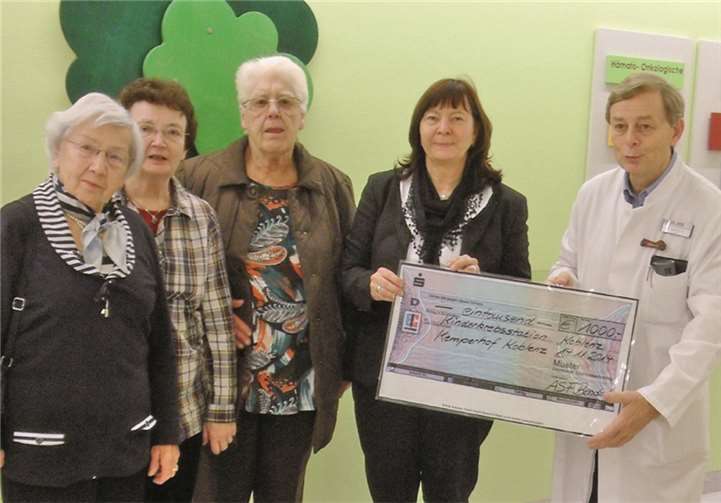Eine Abordnung der SPD-Frauen aus Bendorf überreicht einen Scheck über 1.000 Euro an die Kinderklinik Kemperhof zu Gunsten krebskranker Kinder, (v.r.) Dr. Ferrari, Claudia Thomas, Doris Schienemeyer, Marieluise Kraemer, Anneliese Kraemer. privat