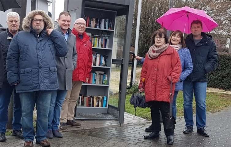Eine Abordnung der SPD machte sich vor Ort ein Bild vom aktuellen Bestand des Bücherschranks. Foto: privat