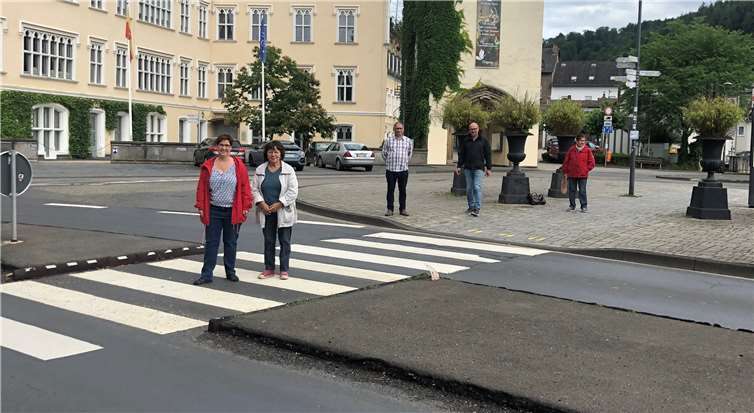 Eine Abordnung der Sayner Sozialdemokraten, die über die Ratsfraktion die Problemlage in der Schloßstraße an die Verwaltung herangetragen haben.Quelle: SPD-Ratsfraktion Bendorf
