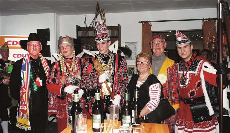 Eine Abordnung der Senioren Union überreichte dem Dreigestirn ebenfalls einen Obolus mit den besten Wünschen für eine erfolgreiche Session.