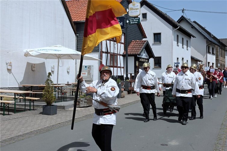 Eine Abordnung der befreundeten Feuerwehr aus Eppingen/BW in historischer Uniform