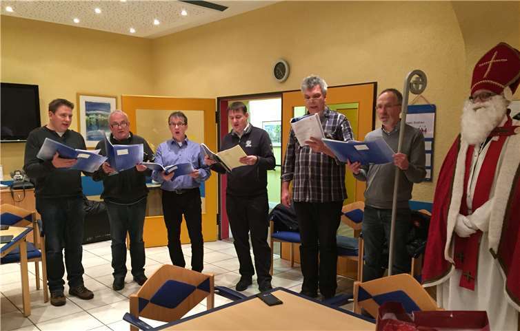 Eine Abordnung des Männergesangsvereines Brenk besuchte die die Senioren ihrer Heimatgemeinde. privat