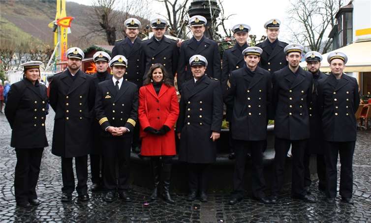 Eine Abordnung des Minensuchers Tender “Mosel” besuchte auch in 2015 den Weihnachtsmarkt in Cochem, um sich hier für einen guten Zweck zu engagieren.TE