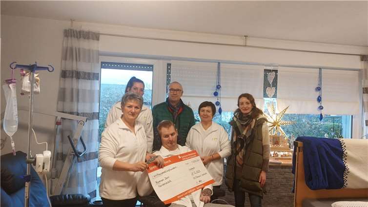 Eine Abordnung des Vorstandes konnte dann im Hause Derr im Beisein auch des Pflegepersonals die erfreuliche Summe von insgesamt 1500 Euro übergeben. Foto: privat