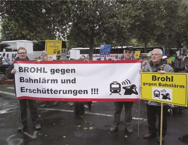 Eine Abordnung von betroffenen Anliegern aus Brohl demonstrierte gegen Bahnlärm.privat
