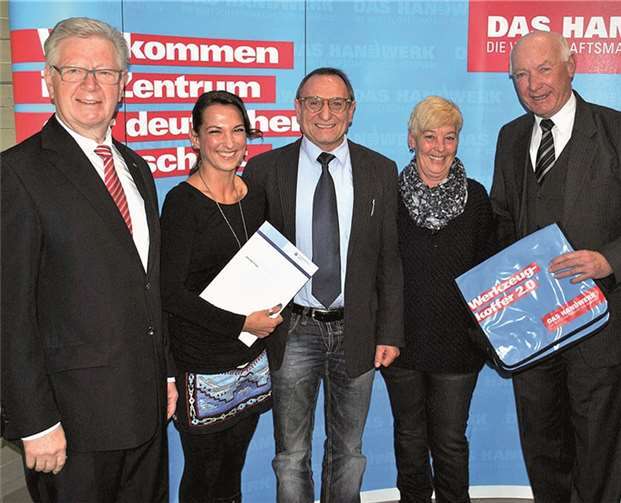 Eine Abschlussurkunde überreichte HwK-Präsident Werner Wittlich (l.) an Kfz-Servicetechnikerin Jennifer Frein im Beisein ihrer Eltern sowie dem Vorsitzenden, Oberstudiendirektor a.D. Siegfried Blüml (r.).